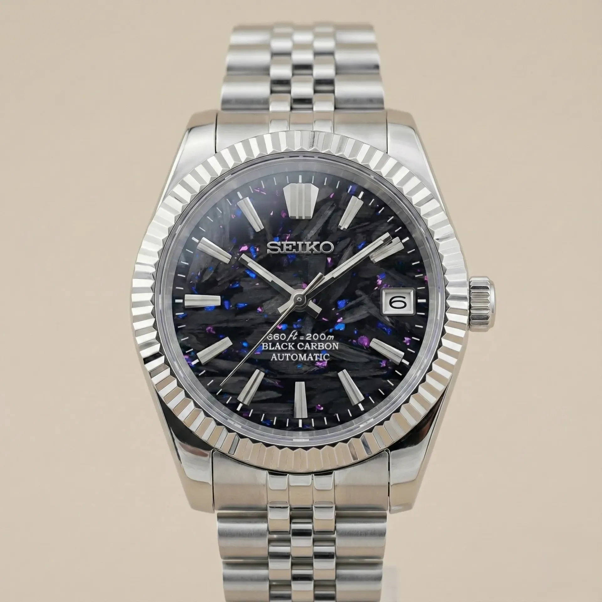 Seiko Mod Datejust "Forged Carbon" – Tırtıklı Bezel & Mor/Mavi Detaylar