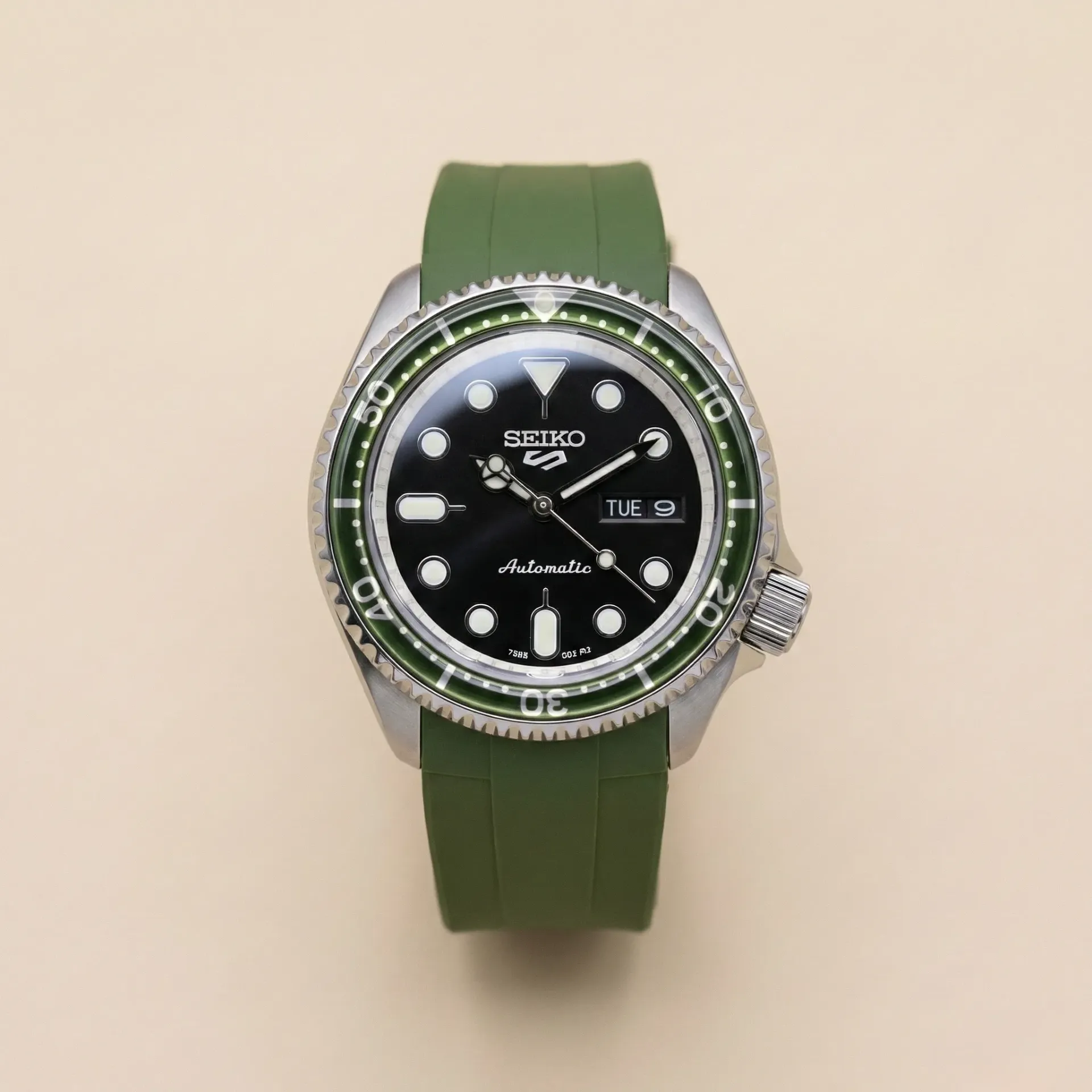 Seiko Mod "Vintage Forest" – Glass-Look Green Bezel & Black Dial