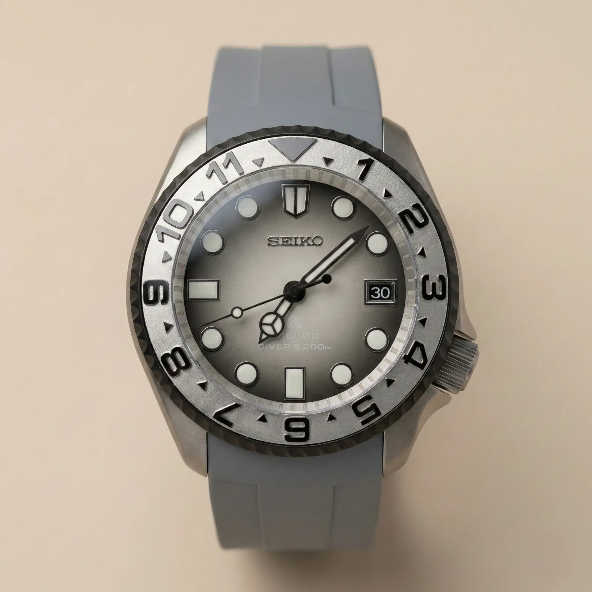 Seiko Mod Urban Tactical – Çelik Bezel, Gri Kadran ve Safir Cam